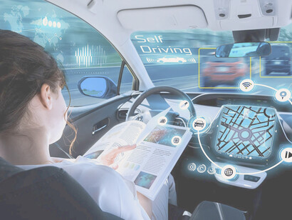 Mujer en un vehículo autónomo: si estos vehículos autónomos casi erradicaran la posibilidad de que haya algún tipo de accidente, ¿cuál es el elemento que habrá que asegurar?