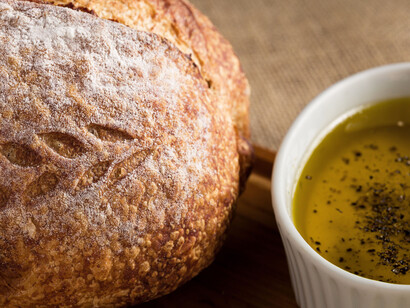 Pão caseiro regado a azeite perfumado com ervas finas