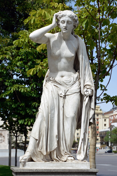 Estatua en marmol de Andrómaca por José Vilches (1853) - Paseo de Recoletos, Madrid, España