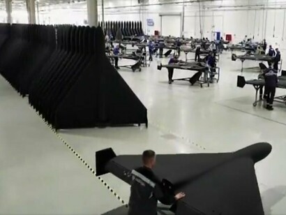 Combatente transporta um drone de pequeno porte antes de seu lançamento. A rápida disseminação dos veículos aéreos não tripulados transformou esses equipamentos em ferramentas estratégicas nos conflitos contemporâneos