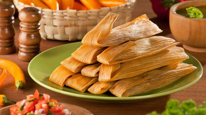 Tamales, alimento de origen precolombino, preparado generalmente a base de masa de maíz rellena de carnes, vegetales, salsas y otros ingredientes