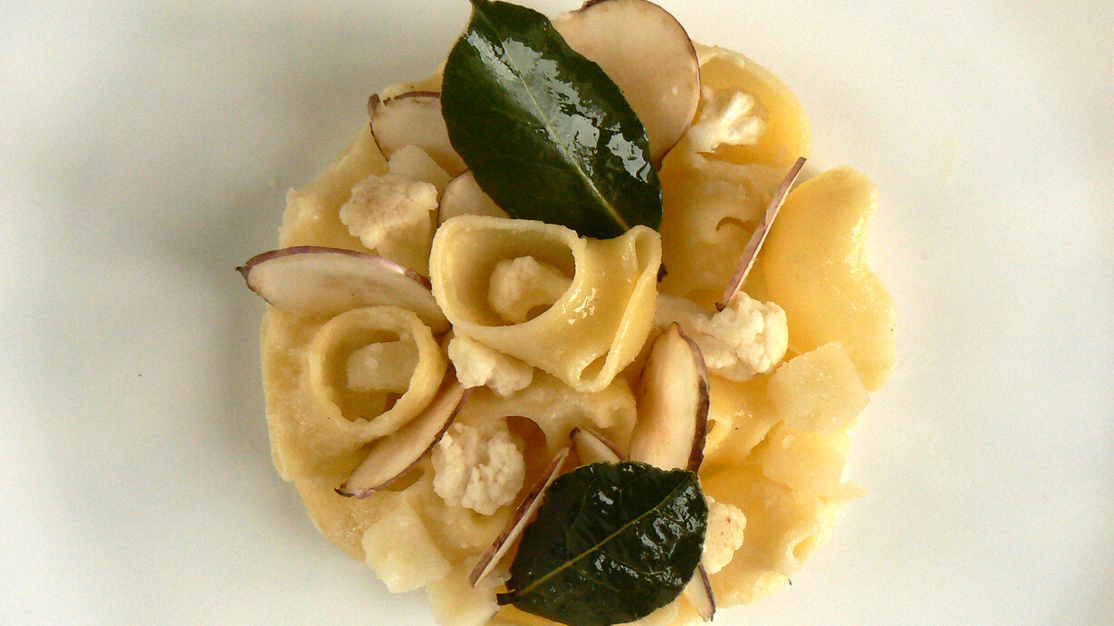 Pasta al forno con patate, topinambur al profumo di alloro e crema di cavolfiore