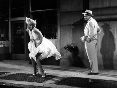 Fotograma de la película «The Seven Year Itch» protagonizada por Tom Ewell y Marilyn Monroe