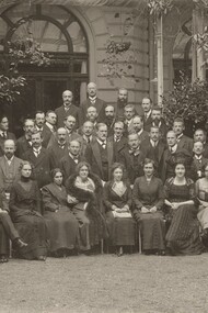 Foto de familia del Congreso Internacional de Psicoanálisis celebrado en Weimar en 1911. En el centro de la imagen, Freud y Jung (apoyándose en el respaldo de una silla). A la derecha de Freud, Ferenczi, y sentada delante de este, Lou Andreas-Salomé, musa de poetas como Rilke y a quien el propio Nietzsche propuso matrimonio