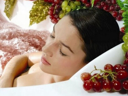 Um relaxante banho de vinho
