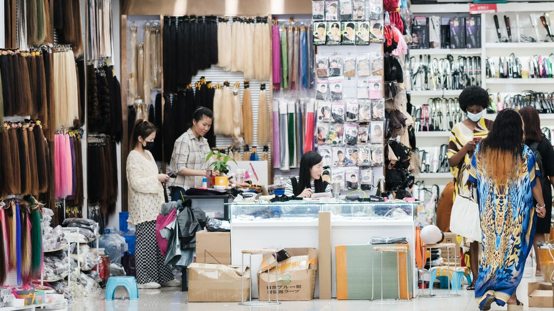 Clientes globales en Guangzhou Beauty Exchange Center, un centro de belleza y moda, capital y la ciudad más grande de la provincia de Guangdong, ubicada en el sur de China