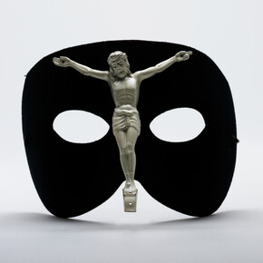 Alexander McQueen, Mask, Victoria and Albert Museum