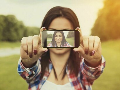 ¿Qué haría un millenial sin su móvil?