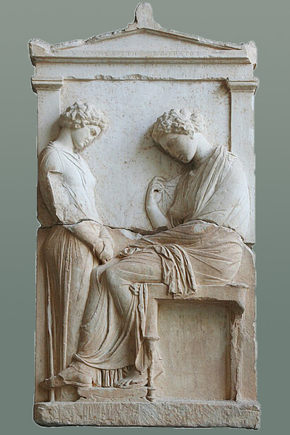 Joven esclava frente a una mujer sentada. Estela funeraria de Mnesarete, la hija de Sócraes. Ática, ca. 380 a. C. Gliptoteca, Múnich, Alemania