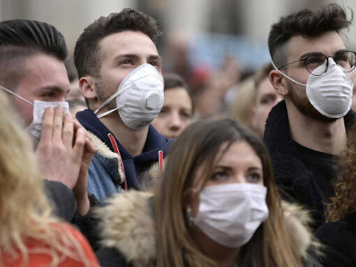 Ogni passante indossa una maschera 