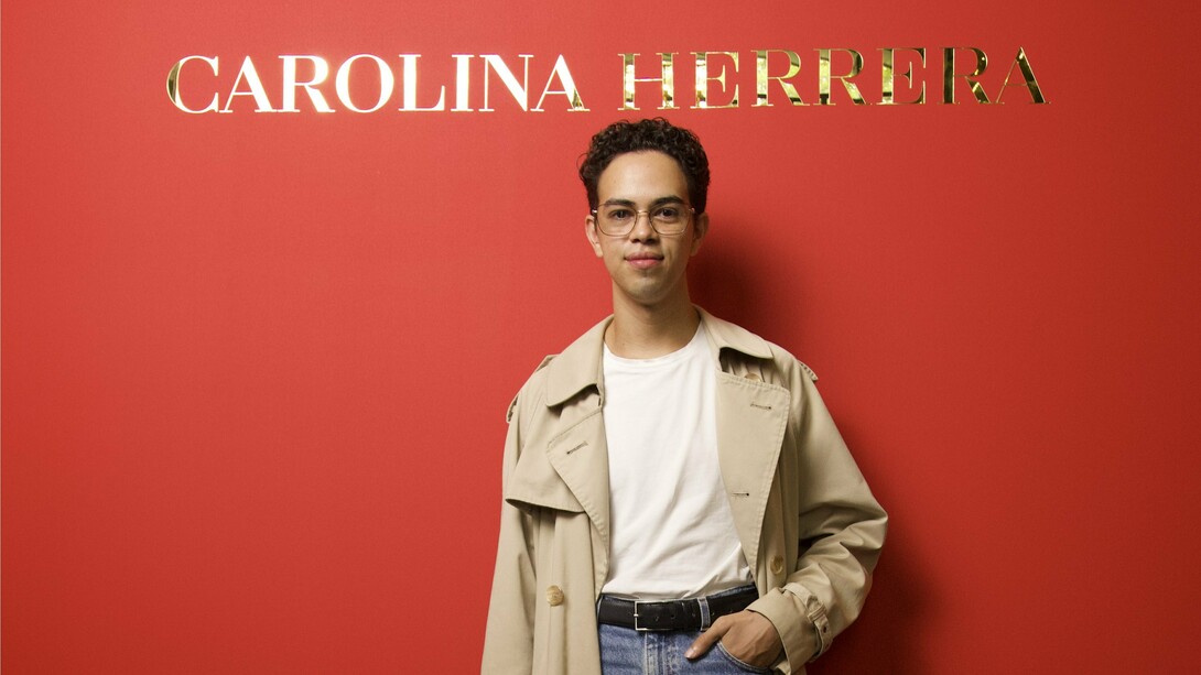 O baiano nascido em Irecê, fez de São Paulo seu lar e se considera um paulista de alma e coração. Aos 25 anos, o menino introvertido deu lugar a uma versão mais comunicativa para dar vida à sua paixão: produzir moda