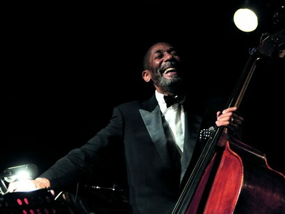 Ron Carter, leggenda del jazz mondiale, suona il contrabbasso. © Daniela Crevena, (2017)