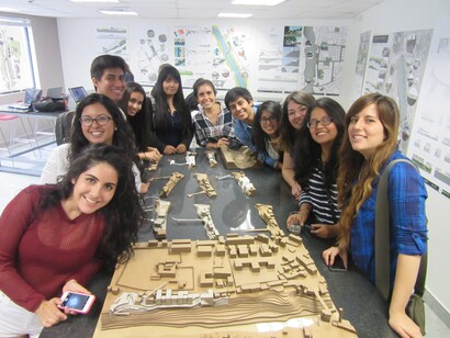 Estudantes de arquitetura com um modelo de seu novo projeto