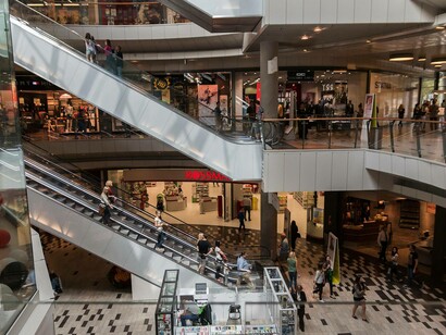 Centro commerciale: "le imprese aumentavano i loro profitti con strategie di massimizzazione delle vendite che comprendevano anche gli aumenti dei salari dei lavoratori, finalmente visti come compratori e consumatori"