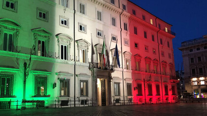 Roma, il Palazzo Montecitorio, sede della Camera dei Deputati della Repubblica Italiana e del Parlamento italiano riunito in seduta comune, illuminato con il tricolore