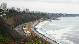 Lima, Perù. Il quartiere di Miraflores, vista sull’oceano Pacifico, dall’alto delle scoscese rive della città