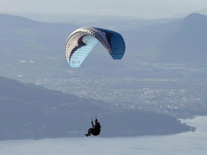 Vôo de asa-delta. Quero filmar tudo do vôo de asa-delta ou de parapente da rampa de voo livre da Pedra Bonita. A rampa está a 520 metros de altitude localizada no Parque Nacional da Tijuca, Zona Sul do Rio de Janeiro, quase chegando na Zona Oeste, e o acesso a ela é feito pela Estrada das Canoas, aproximadamente 7 km da Praia do Pepino, em São Conrado