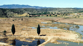 Embalse de Alcorlo, al comienzo de su llenado inicial; más allá, el pueblo, ya abandonado, Guadalajara, Castilla-La Mancha, España, 1981