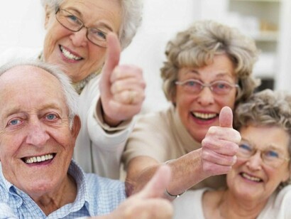 Un grupo de ancianos sonrientes