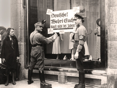 Miembros de las SA, durante el boicot contra negocios judíos, 1 de abril de 1933