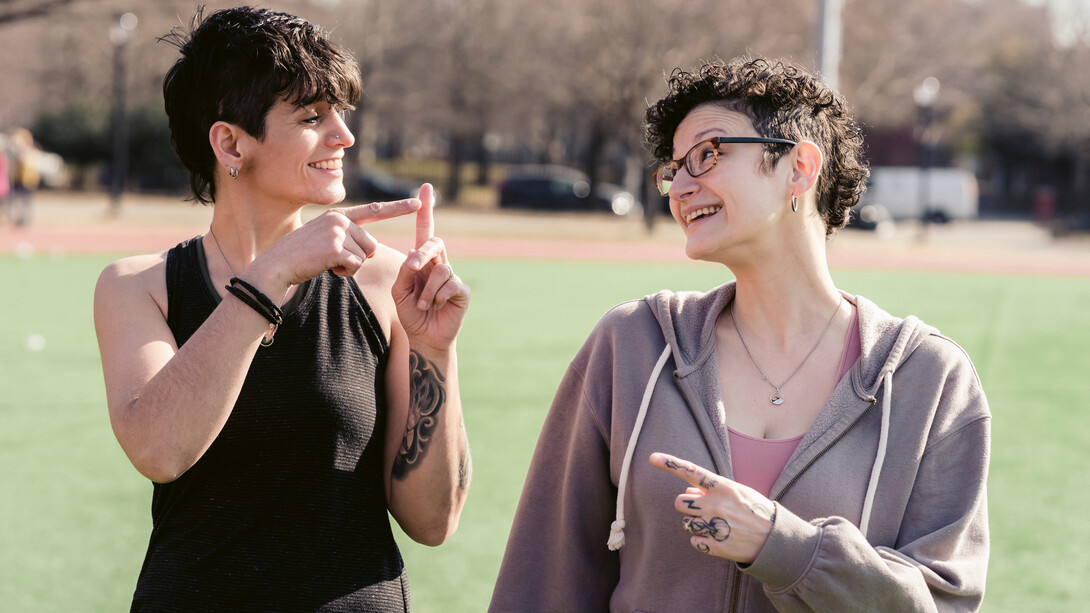 Treinadora conversa com sua aluna através da língua de sinais 