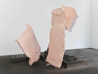 Nairy Baghramian, Se ployant (gris de lin), 2024. Courtesy of Hauser & Wirth Gallery