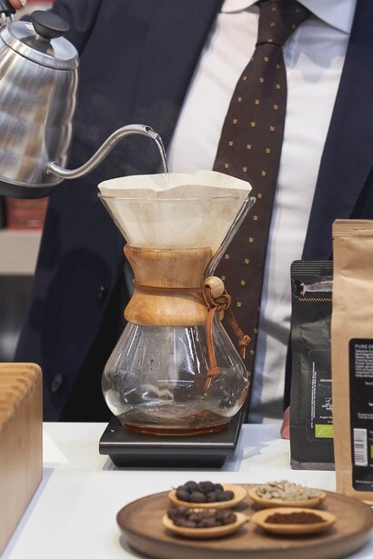 L’evento riunisce produttori artigianali da tutta Italia, offrendo un’ampia selezione di eccellenze alimentari di nicchia. Foto di AKAstudio-collective