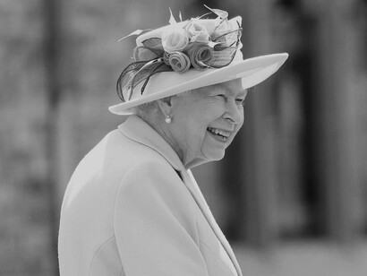 Isabel II, soberana de dieciséis Estados independientes constituidos en reino y que forman parte de la Mancomunidad de Naciones: Reino Unido, Canadá, Australia, Nueva Zelanda, Jamaica, Barbados, Bahamas, Granada, Papúa Nueva Guinea, Islas Salomón, Tuvalu, Santa Lucía, San Vicente y las Granadinas, Belice, Antigua y Barbuda y San Cristóbal y Nieves