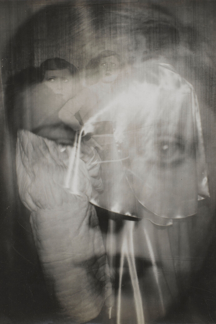 Germaine Krull, Étude publicitaire pour Paul Poiret, 1926, Achat grâce au mécénat de Yves Rocher, 2011. Ancienne collection Christian Bouqueret, Centre Pompidou, Paris, Musée national d'art moderne/Centre de création industrielle © Estate Germaine Krull, Museum Folkwang, Essen. Photo : © Centre Pompidou, MNAM-CCI, Dist. RMN-Grand Palais / Georges Meguerditchian