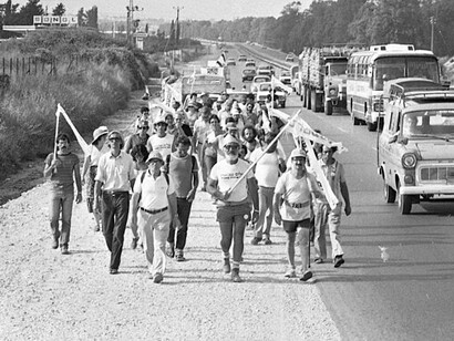 El muro de la ausencia de voluntad política se aborda mejor mediante acciones prácticas que tengan en cuenta quién ganará y quién perderá. El movimiento Paz Ahora (Shalom Achshav) organizó una marcha de protesta contra la política gubernamental en Poleg, 1983, Israel
