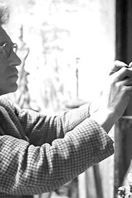 Alberto Giacometti dans son atelier de Montparnasse à Paris en France, photographié par sa femme Annette
