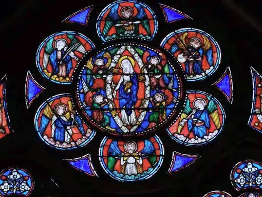 Vitrais da catedral de Notre-Dame em Paris, na França. Já no decorrer dos séculos XX e XXI a catedral testemunhou as duas Grandes Guerras Mundiais, sendo que no final da Segunda Guerra, apesar de quase ter sido totalmente destruída por ordens diretas de Adolf Hitler, foi salva por um general alemão que ousou desobedecer as ordens do grande líder nazista, e preservar a cidade que tinha um grande valor histórico e arquitetônico
