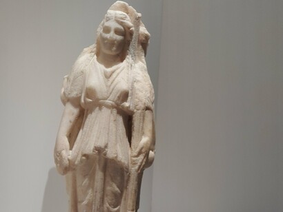 Representação de Hécate, a deusa grega da magia, bruxaria, noite, lua, fantasmas e encruzilhadas. Rituais realizados em noites de lua nova ou eclipses promovem suspensão, reflexão e consciência do limiar entre passado e futuro