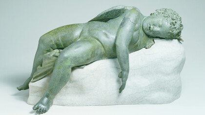 Eros dormiente. III-II secolo a.C., bronzo, cm 41,9 x 85,2 x 35,6, cm 45,7, con base. New York, The Metropolitan Museum of Art, Rogers Fund 1943. Ph. Fernando Guerrini (Archivio Fotografico della Soprintendenza Archeologia della Toscana)
