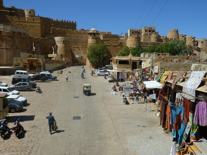 Jaisalmer è uno degli esempi citati nel testo per mostrare come la pressione turistica possa compromettere l’equilibrio di un territorio fragile. Jaisalmer, Rajasthan, India