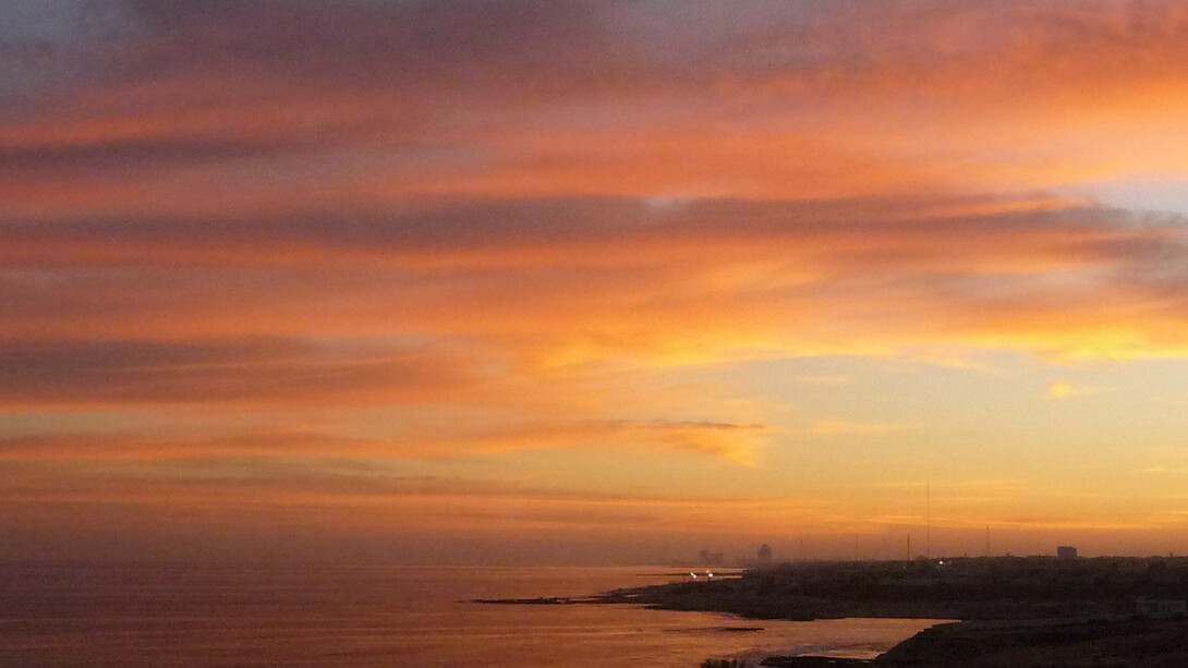 Cielo arancio su Tripoli. Foto di Simonetta Sandri