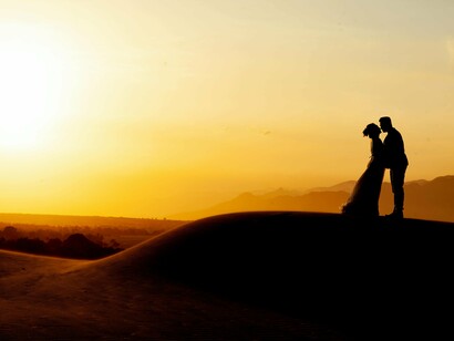 Casal no pôr-do-sol. Para que um relacionamento amadureça e se torne mais profundo, Jung argumentava que é necessário superar essas projeções e ver o parceiro como ele realmente é, com suas qualidades e falhas. Isso envolve reconhecer e integrar as próprias anima e animus, permitindo que ambos os parceiros se relacionem de maneira mais autêntica e equilibrada