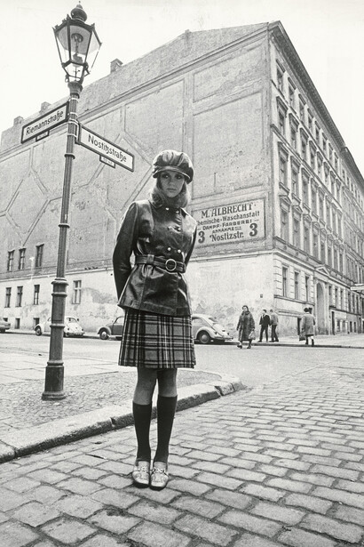 Rico Puhlmann, Nicole im Schotten-Kilt und Kniestrümpfen, darüber lange enggegürteter Lederjacke von Hobbydress, Berlin-Kreuzberg, 1968. Mit freundlicher genehmigung des Kunstbibliothek