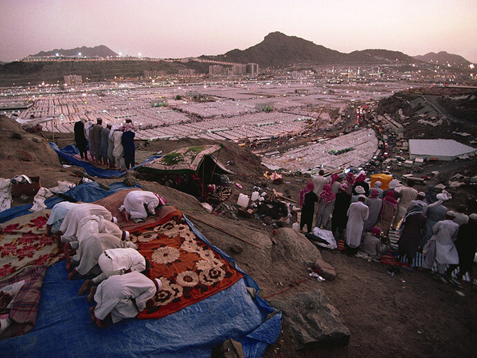 Kazuyoshi Nomachi, Islam,
I pellegrini recitano il Maghrib dopo il tramonto nella tendopoli di Mina, allestita per accoglierli durante l’Hajj,
La Mecca, Arabia Saudita 1995 © Kazuyoshi Nomachi
