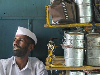 A Bombay, una distribuzione di pasti casalinghi all'interno del Tiffin Box, contenitore di acciaio per il pranzo