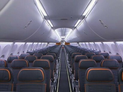 Fileiras de assentos se estendem pelo interior de uma aeronave da Gol, evidenciando uma configuração voltada à utilização eficiente do espaço disponível. A estratégia de custos mais enxutos esteve no centro do modelo que tornou as tarifas aéreas mais acessíveis a uma parcela maior dos brasileiros
