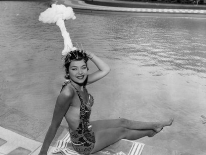 Hasta la cosificación de la mujer fue explosiva. No hubo una sola Miss Atomic Bomb sino varias, elegidas en distintos concursos de belleza. Linda Lawson. Miss Bomba atómica, 1953. Las Vegas, Nevada. EE.UU.