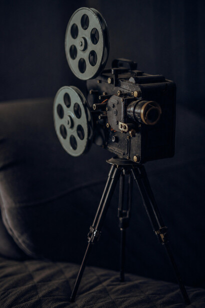 A antiga câmera/projetor de cinema remete ao período em que os efeitos visuais dependiam mais de criatividade do que de computadores. Antes do domínio da CGI, eram máquinas como esta que ajudavam a construir mundos inesquecíveis no cinema. Os grandes clássicos da ficção científica nasceram de equipamentos simples, ideias ousadas e muito trabalho humano