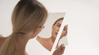 L'identité se brise quand le reflet obéit à une norme étrangère