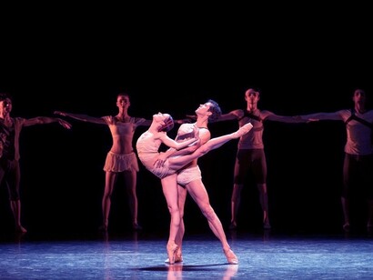 Debuttato nel 2008 allo Staatsballett Berlin, il balletto è approdato in Italia nel 2025 e, con Roberto Bolle protagonista, si conferma uno degli spettacoli più suggestivi dedicati alla figura del maestro del chiaroscuro