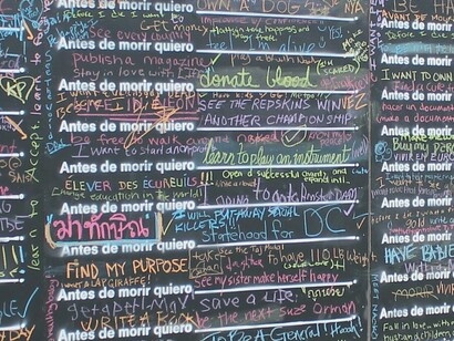 Instalação de parede "Before I Die" de Candy Chang em Washington, Estados Unidos. Antes de "Confessions", Chang já havia chamado atenção internacionalmente com "Before I Die", um mural interativo onde as pessoas podiam compartilhar seus desejos e aspirações antes de morrer
