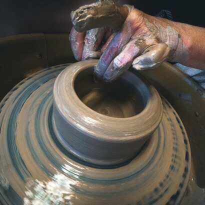 Ogni pezzo di ceramica è unico, frutto di una paziente decorazione a pennello che rende ogni opera un piccolo capolavoro