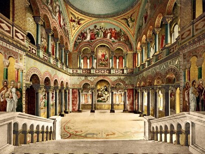Gli interni del castello sono estremamente elaborati, con stanze come la Sala dei Cantori, ispirata alla leggenda di Parsifal, e la Camera da letto di Ludwig, con intagli in legno e decorazioni ispirate al Medioevo