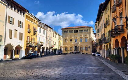 Biella Piazzo, Piazza della Cisterna con vista sul palazzo Cisterna, foto di Michael Musto. Biella, Italia