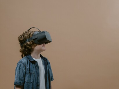 Menino usando realidade virtual